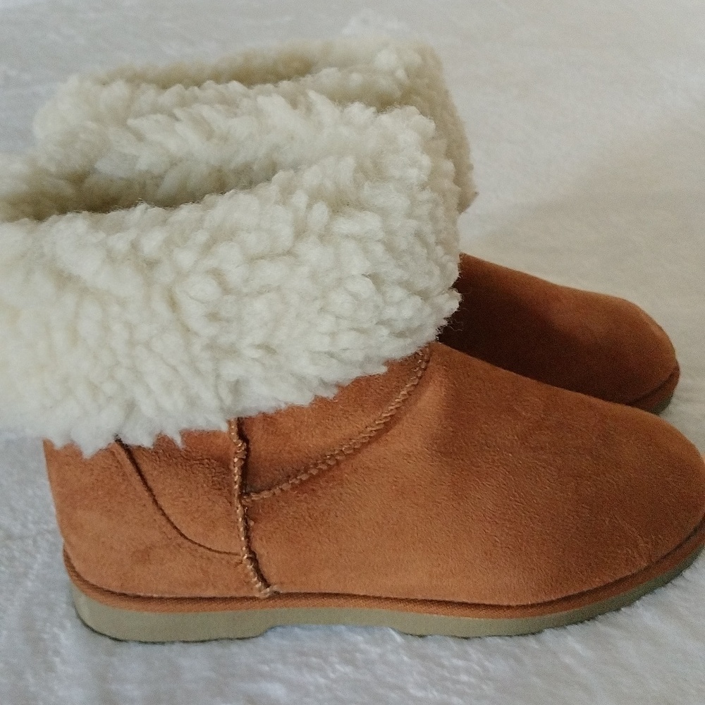 So faux furr women's boots size 6.5
